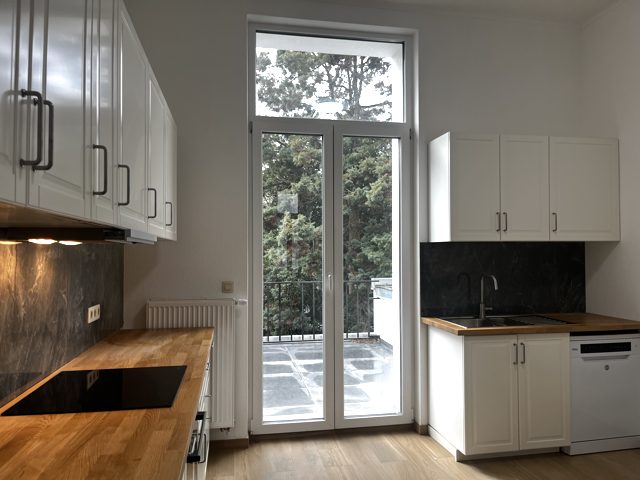 La porte-fenêtre vers la terrasse